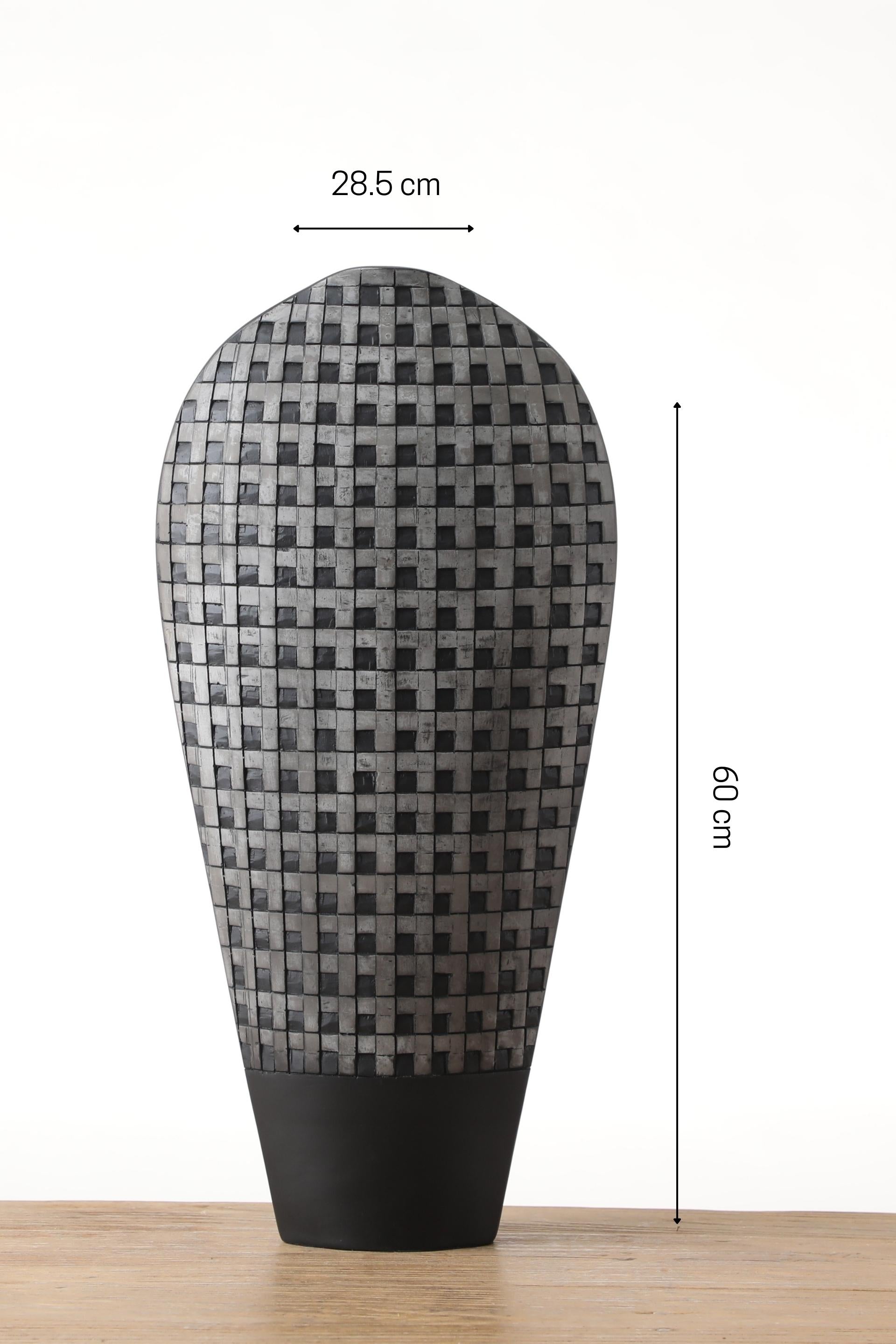 Unique Style Oval Shape Resin Vase for Your Home or Office Decor