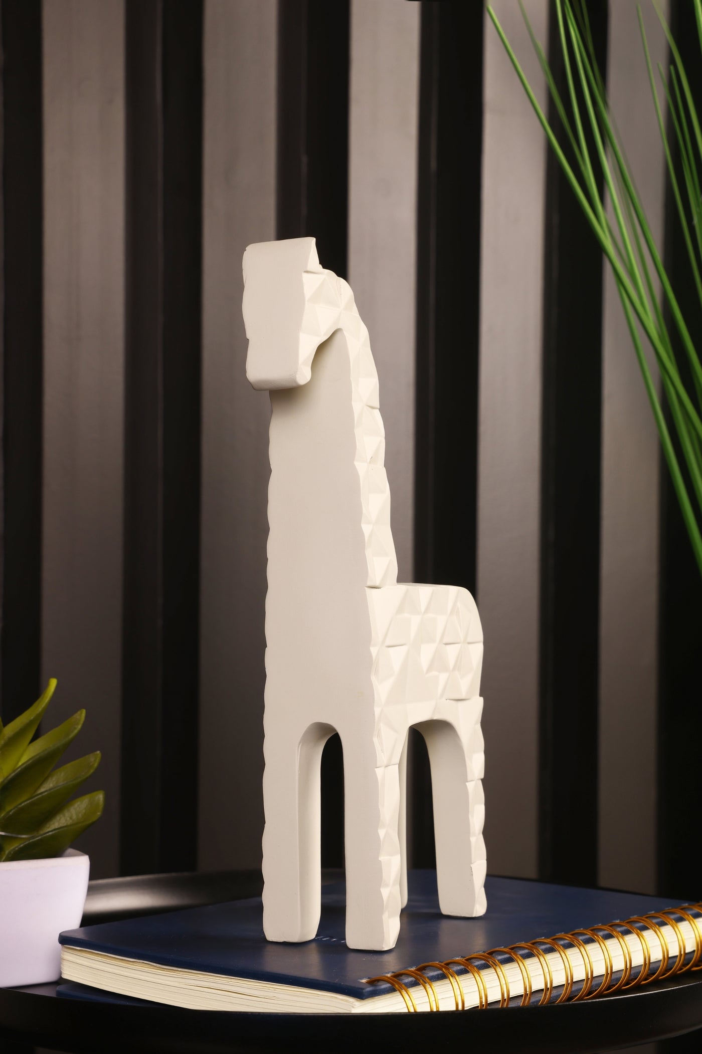 Modern style Resin Giraffe Statue for your home or office decor-Black